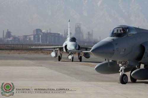 Máy bay chiến đấu JF-17 Thunder (FC-1 Kiêu Long) do Trung Quốc sản xuất, được Không quân Pakistan rất hoan nghênh (nguồn báo Quang Minh, TQ).